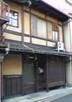 糸屋格子の出格子にケヤキの一枚戸。典型的な西陣の織り屋さんの外概観です。壁は大津壁…