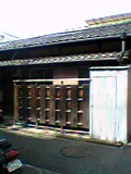 表の間の外には簡単な目隠しの塀がついています。