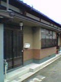 洗いをかけて、きちんと手入れされた京町家。玄関東入り