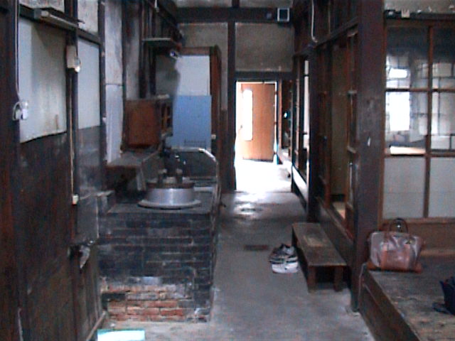 おくどさんと流しがある通りにわから玄関を見る。織屋建のため、機場に近いところに流しがあります。