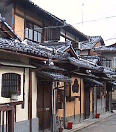 ちょっと凝った外観は、お寺サンの持ち物のせい?玄関南入り