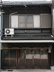 玄関東入。本来は格子と玄関戸があったであろう外観・二階の壁は手付かず?