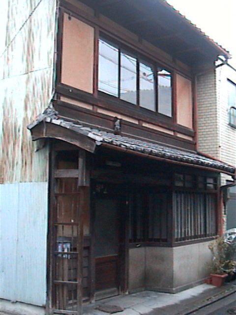 こんな立派な町家さんが売土地で出てきました。この夏には素敵に生まれ変わるはず…!