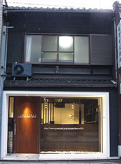 改修後・エアコンの室外機も塗られてしまいました!