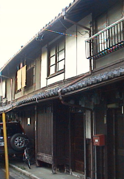 二階の窓を入れ替えて壁の補修をすれば特Aランクになります。玄関西入り